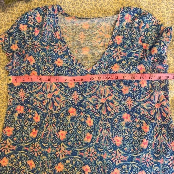 2/40 Lily Pulitzer Etta V-Neck T-Shirt - Women’s Small - Picture 6 of 8